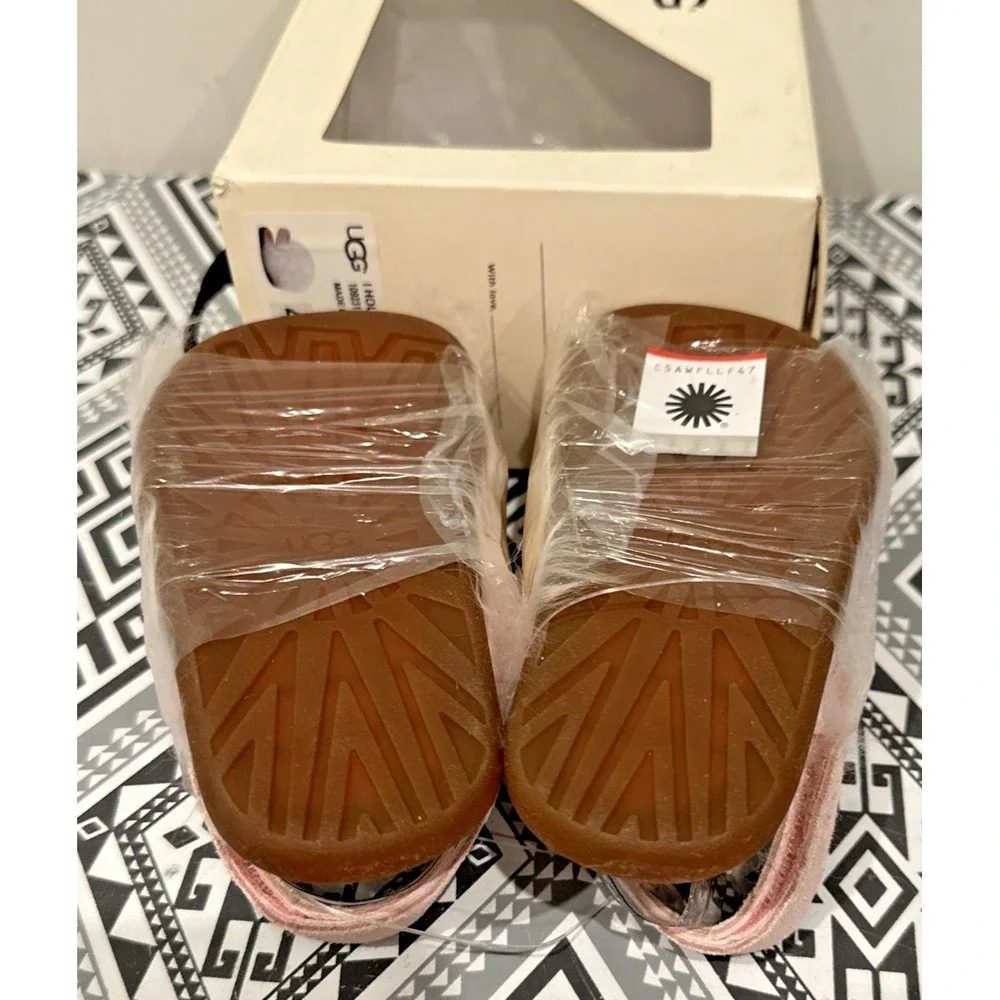 UGG‎ Baby Size 4/5 Holly Fuzzy Sling Back Lamb Fur Sandals Seashell Pink